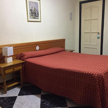 Hostal Jacinto อัลกาลาเดเอนาเรส ภายนอก รูปภาพ