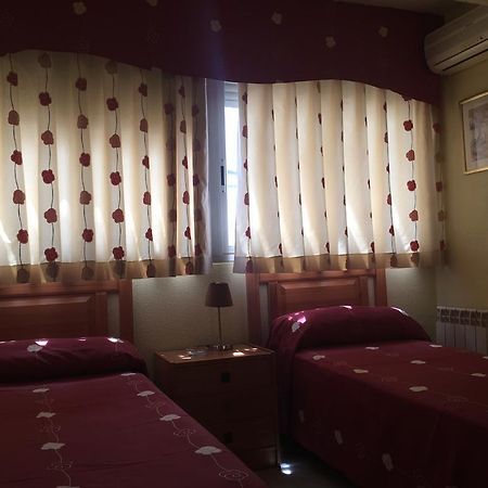 Hostal Jacinto อัลกาลาเดเอนาเรส ภายนอก รูปภาพ