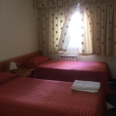 Hostal Jacinto อัลกาลาเดเอนาเรส ภายนอก รูปภาพ