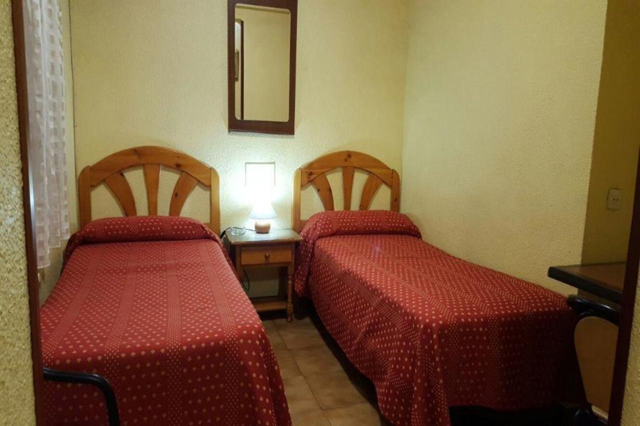 Hostal Jacinto อัลกาลาเดเอนาเรส ภายนอก รูปภาพ