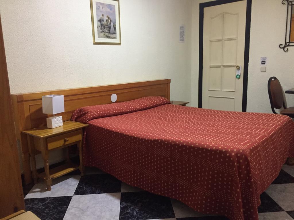 Hostal Jacinto อัลกาลาเดเอนาเรส ภายนอก รูปภาพ