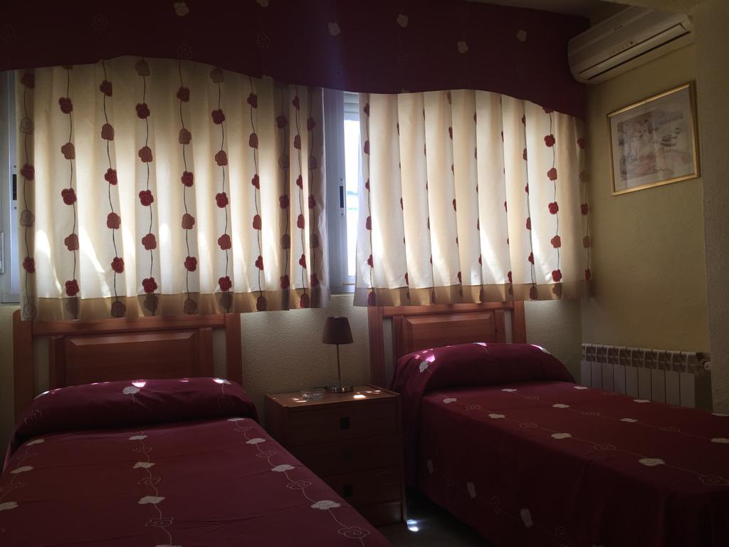Hostal Jacinto อัลกาลาเดเอนาเรส ภายนอก รูปภาพ