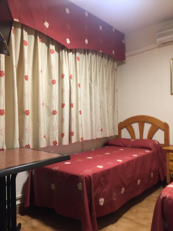 Hostal Jacinto อัลกาลาเดเอนาเรส ภายนอก รูปภาพ