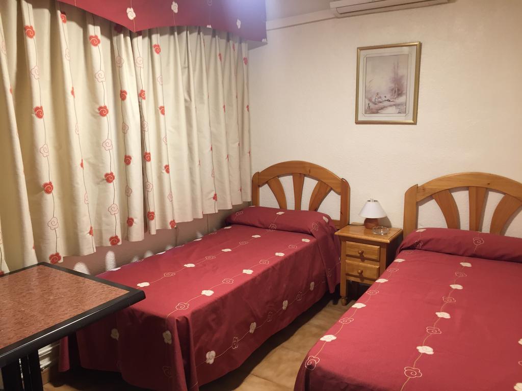 Hostal Jacinto อัลกาลาเดเอนาเรส ภายนอก รูปภาพ