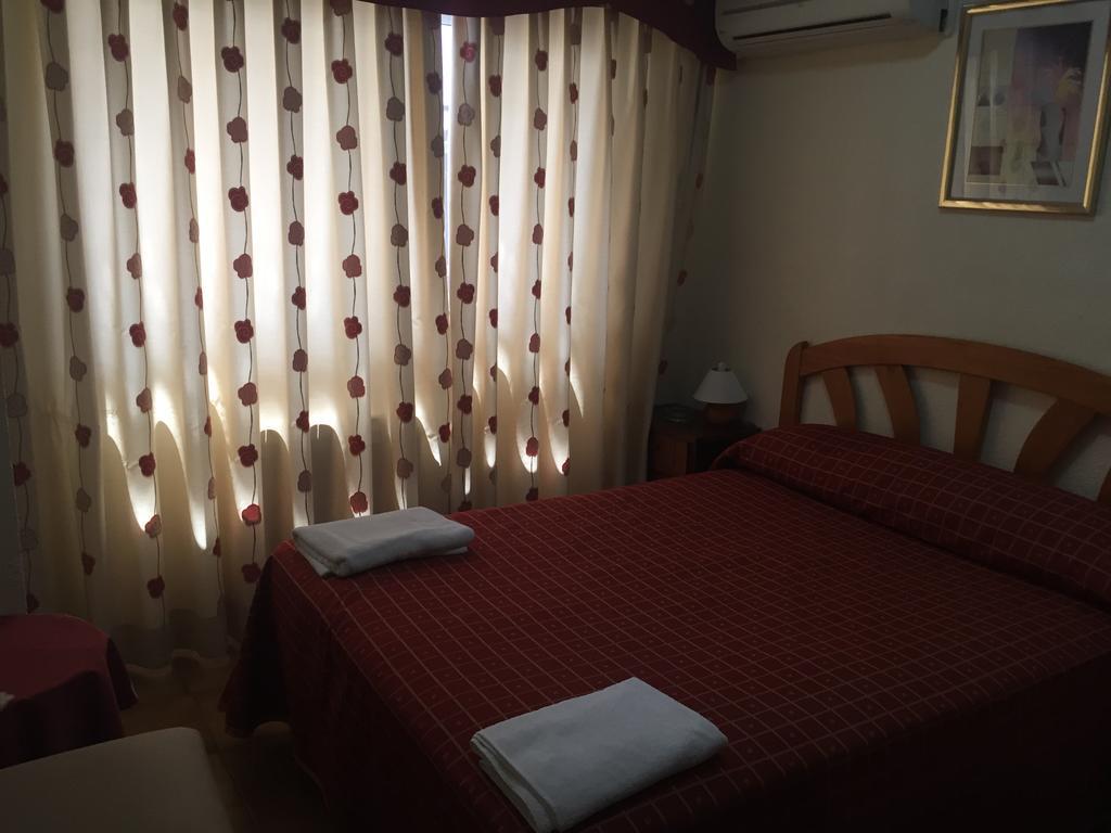 Hostal Jacinto อัลกาลาเดเอนาเรส ภายนอก รูปภาพ