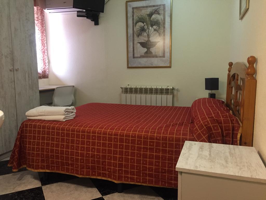 Hostal Jacinto อัลกาลาเดเอนาเรส ภายนอก รูปภาพ
