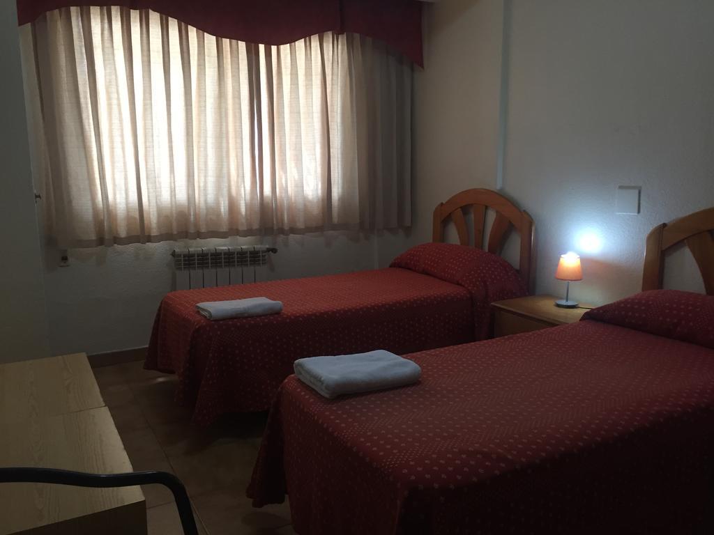 Hostal Jacinto อัลกาลาเดเอนาเรส ภายนอก รูปภาพ