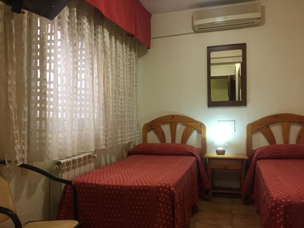 Hostal Jacinto อัลกาลาเดเอนาเรส ภายนอก รูปภาพ