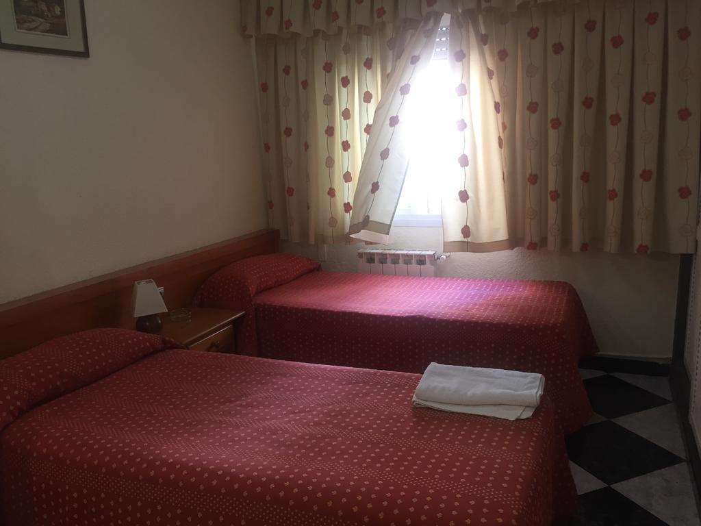Hostal Jacinto อัลกาลาเดเอนาเรส ภายนอก รูปภาพ