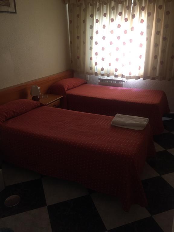 Hostal Jacinto อัลกาลาเดเอนาเรส ภายนอก รูปภาพ