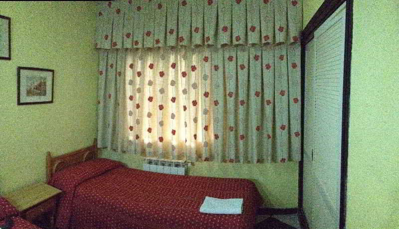 Hostal Jacinto อัลกาลาเดเอนาเรส ภายนอก รูปภาพ