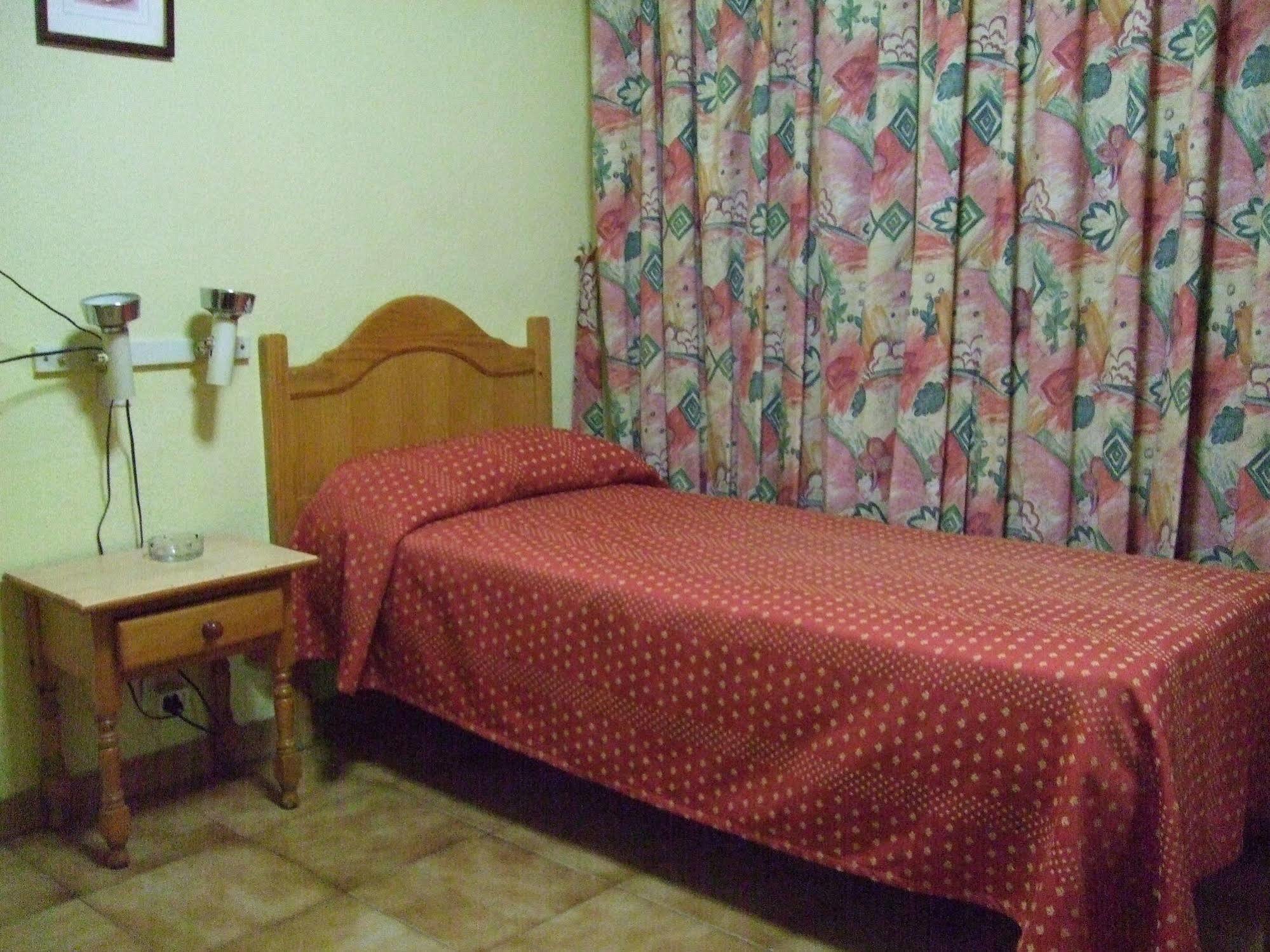 Hostal Jacinto อัลกาลาเดเอนาเรส ภายนอก รูปภาพ