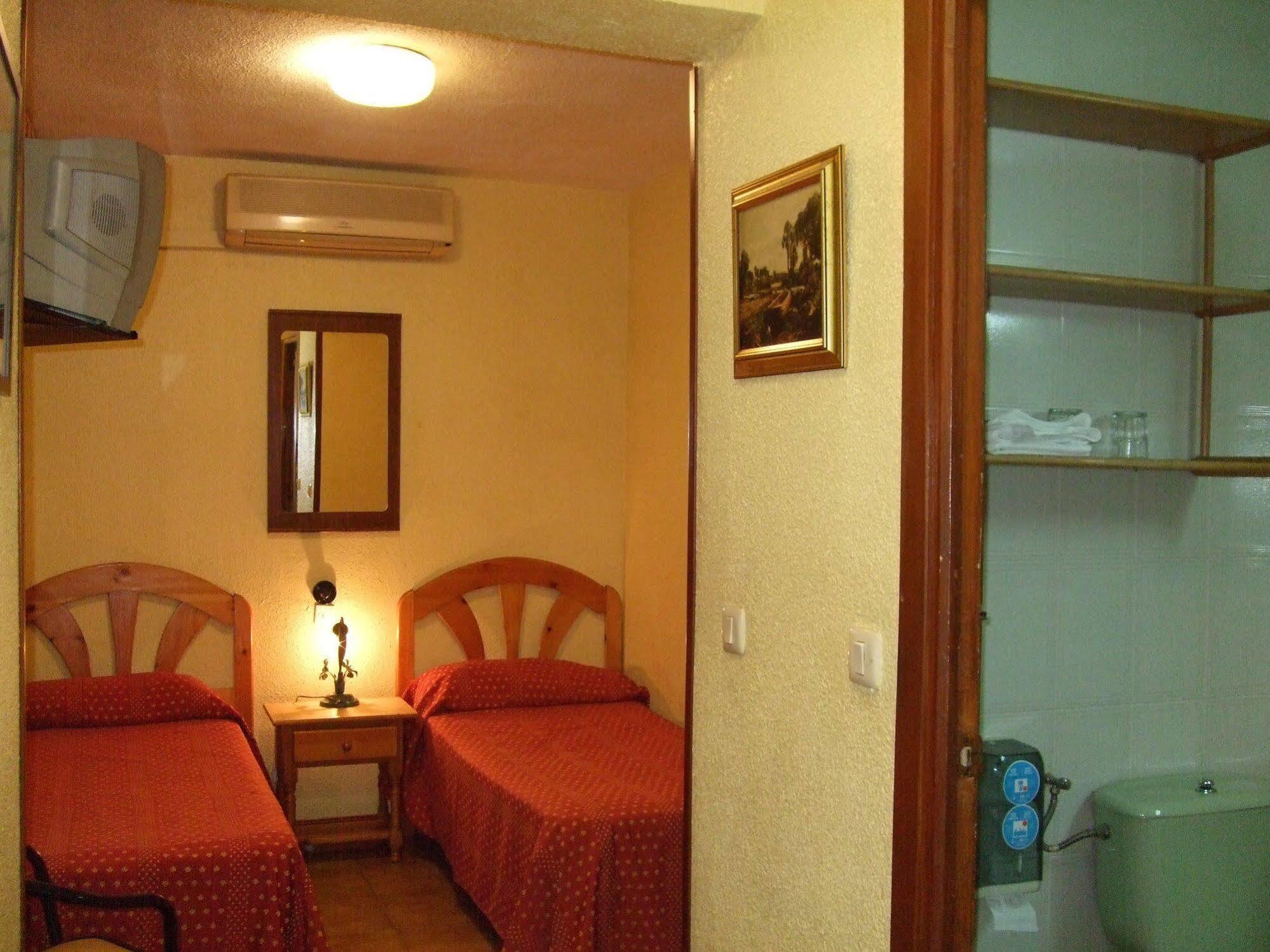 Hostal Jacinto อัลกาลาเดเอนาเรส ภายนอก รูปภาพ