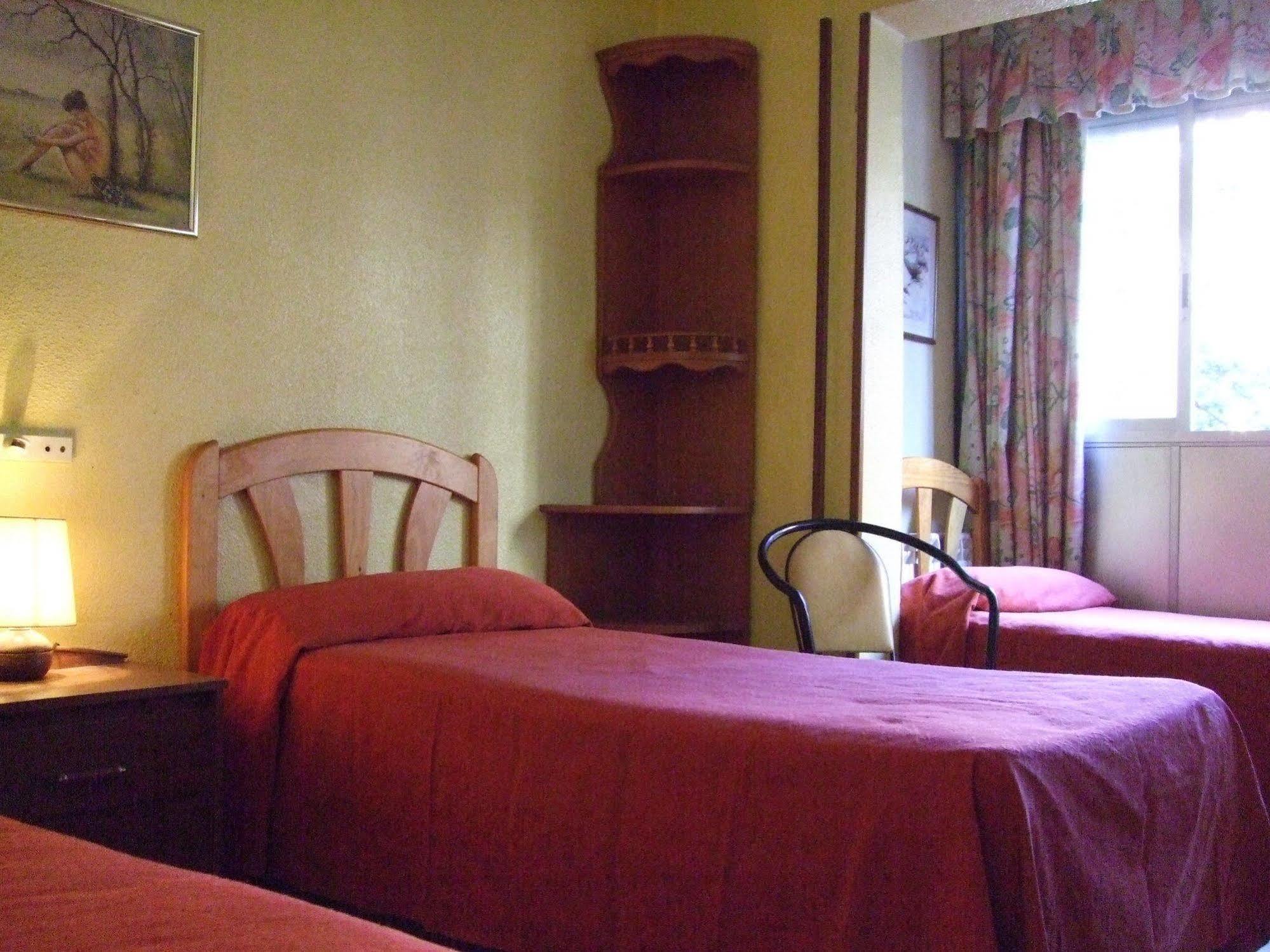 Hostal Jacinto อัลกาลาเดเอนาเรส ภายนอก รูปภาพ