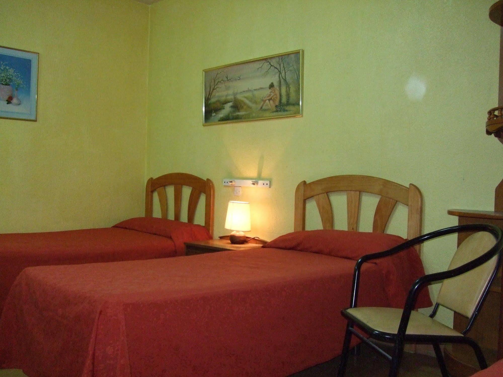 Hostal Jacinto อัลกาลาเดเอนาเรส ภายนอก รูปภาพ