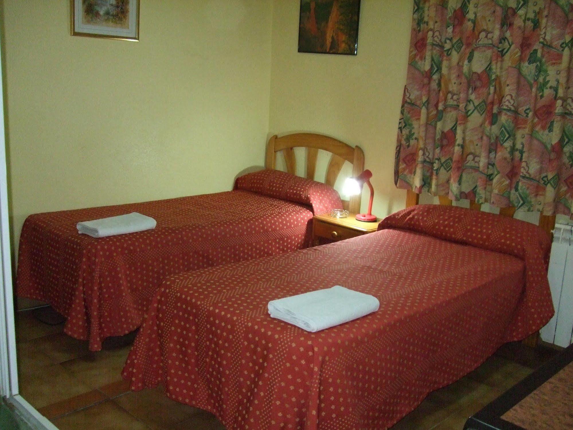Hostal Jacinto อัลกาลาเดเอนาเรส ภายนอก รูปภาพ