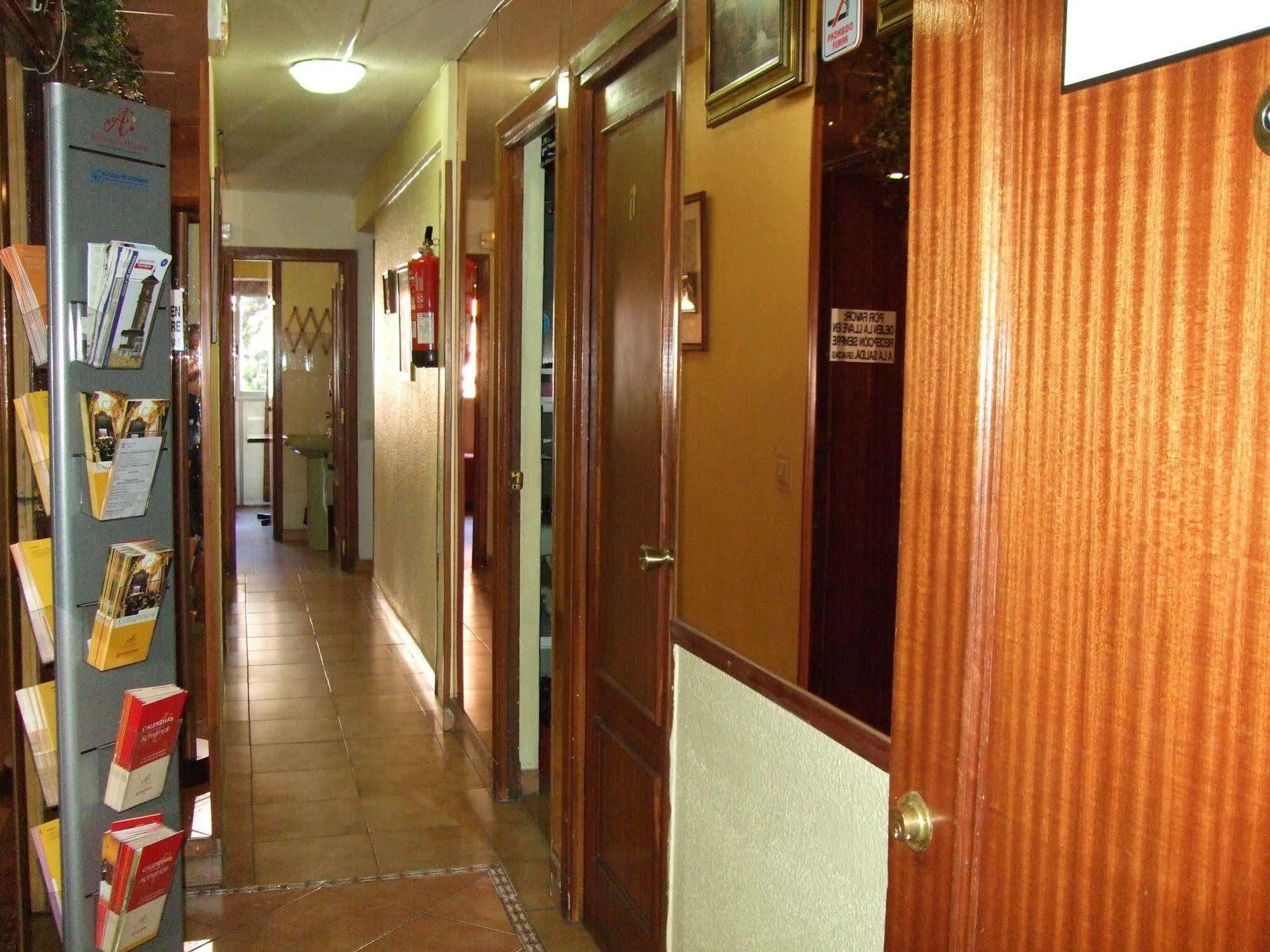 Hostal Jacinto อัลกาลาเดเอนาเรส ภายนอก รูปภาพ
